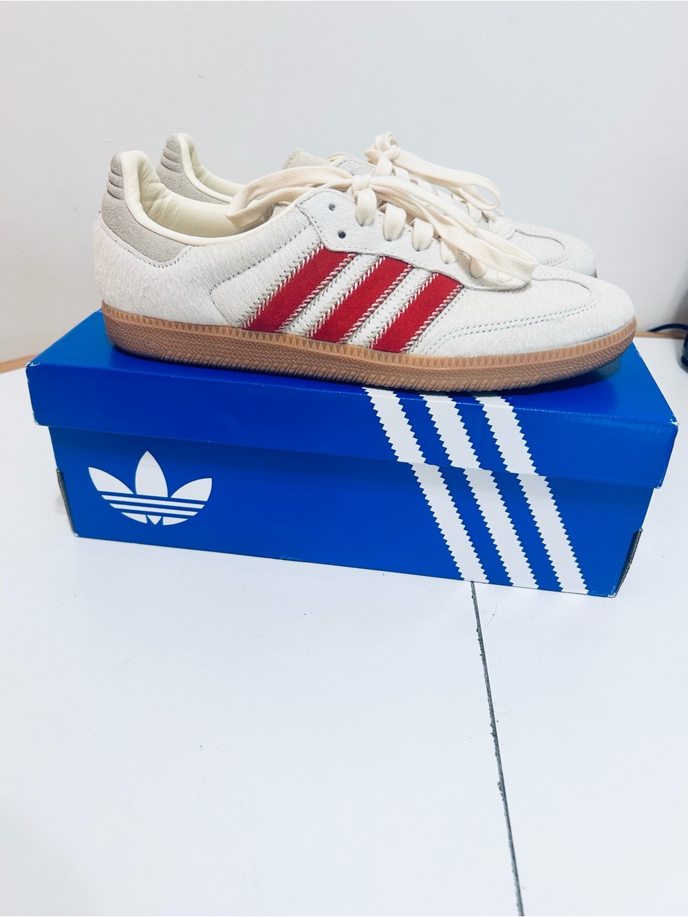 adidas Samba Classic Low-Top Sneaker in White with Red Stripes - Picture 2 of 10